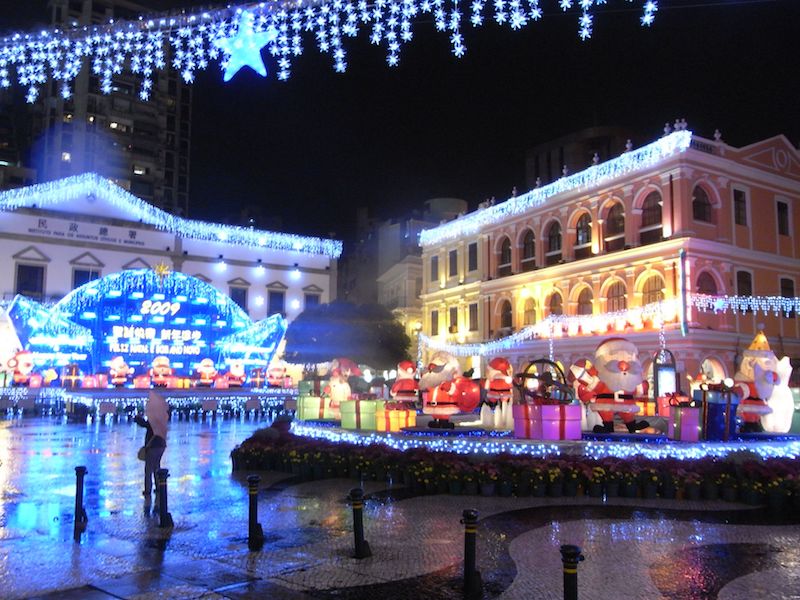 クリスマスのイルミネーションに彩られたセナド広場
