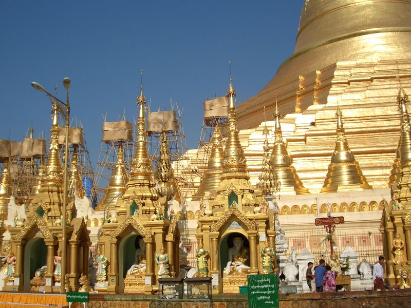 シュエダゴン・パゴダの周りには60余りの仏塔や廟が林立する
