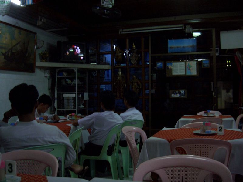ミャンマーは首都ヤンゴンでさえ電気が常時あるわけではない。