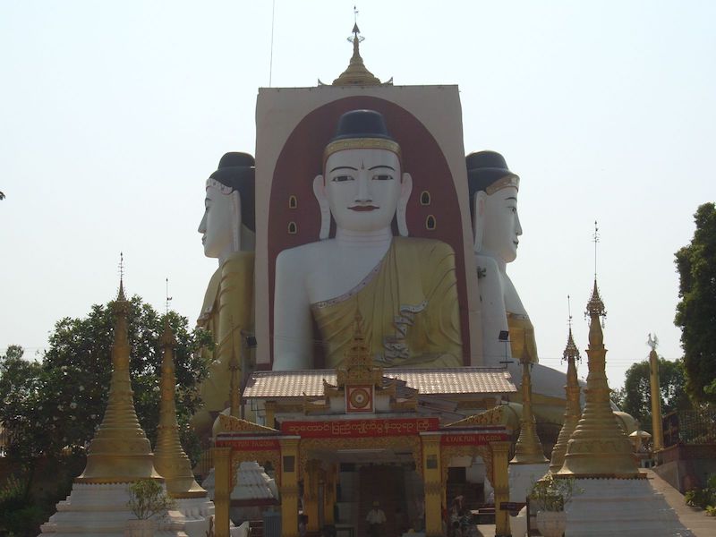 高さ30メートルの4体の仏像