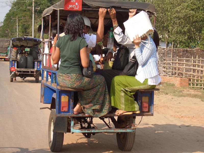 ミャンマー庶民の足となる乗り合いタクシー