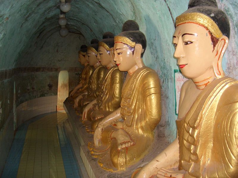 回廊には64体の仏像が安置されている