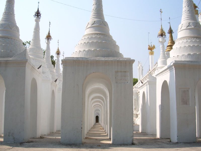 白を基調とした寺院