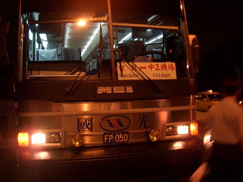 桃園国際空港から台北駅へバスで移動