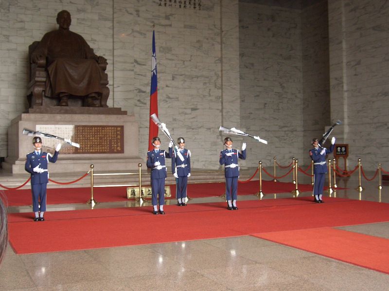 中正紀念堂の内部で行われる衛兵交代