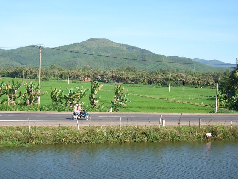 ベトナムの田舎でバイクに乗る人