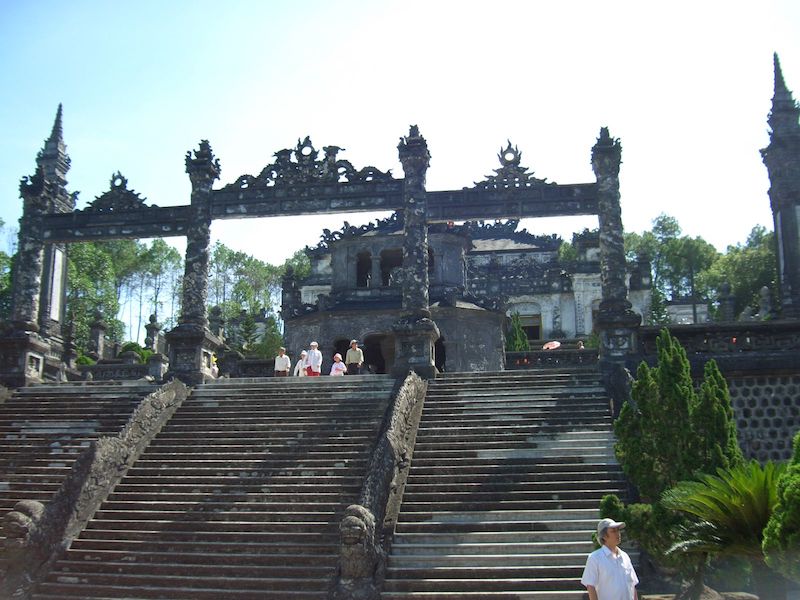 カイディン帝廟の階段と門