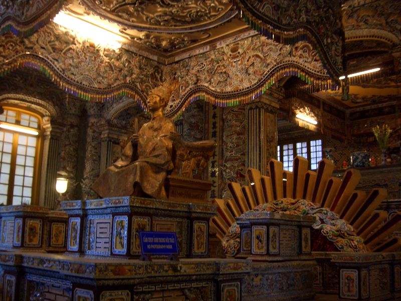 廟の内部にはカイディン帝の像が鎮座している