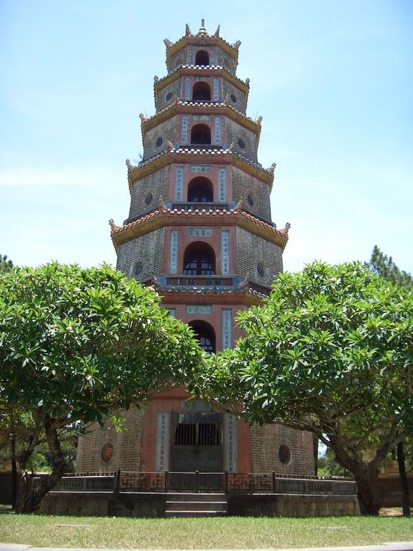 フエのシンボル的な塔-ティエンムー寺