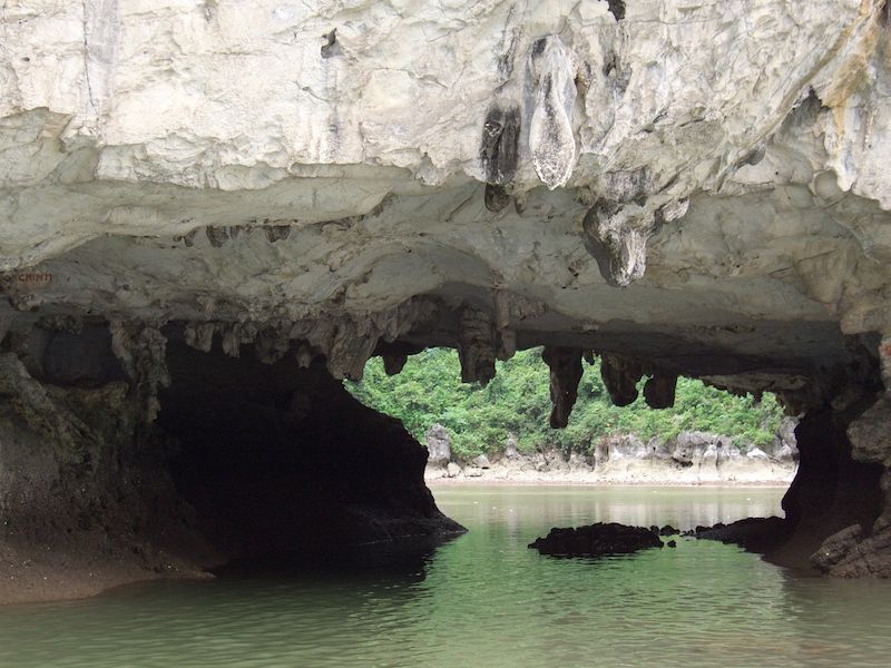 小型ボートに乗り換えて岩の洞窟をくぐって中に入る